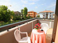 Adria Residence appartamenti bilocali e trilocali - Balcone con tavolino e sedie